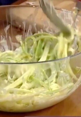 Kuskuslu Çiğ Kabak Salatası Tarifi